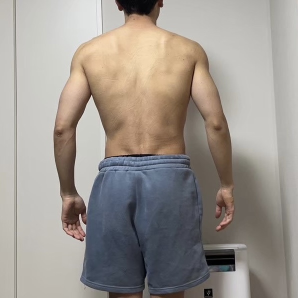 チートデイ前背中